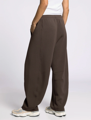 Lenore Barrel Sweatpants in Coffee