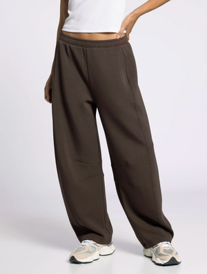 Lenore Barrel Sweatpants in Coffee