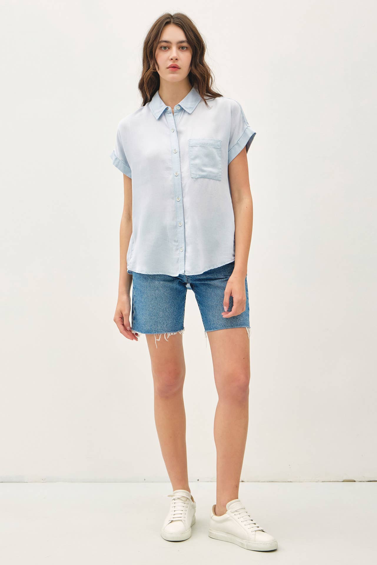 CHAMBRAY ROLL SHORT SLEEVE BUTTON DOWN SHIRT