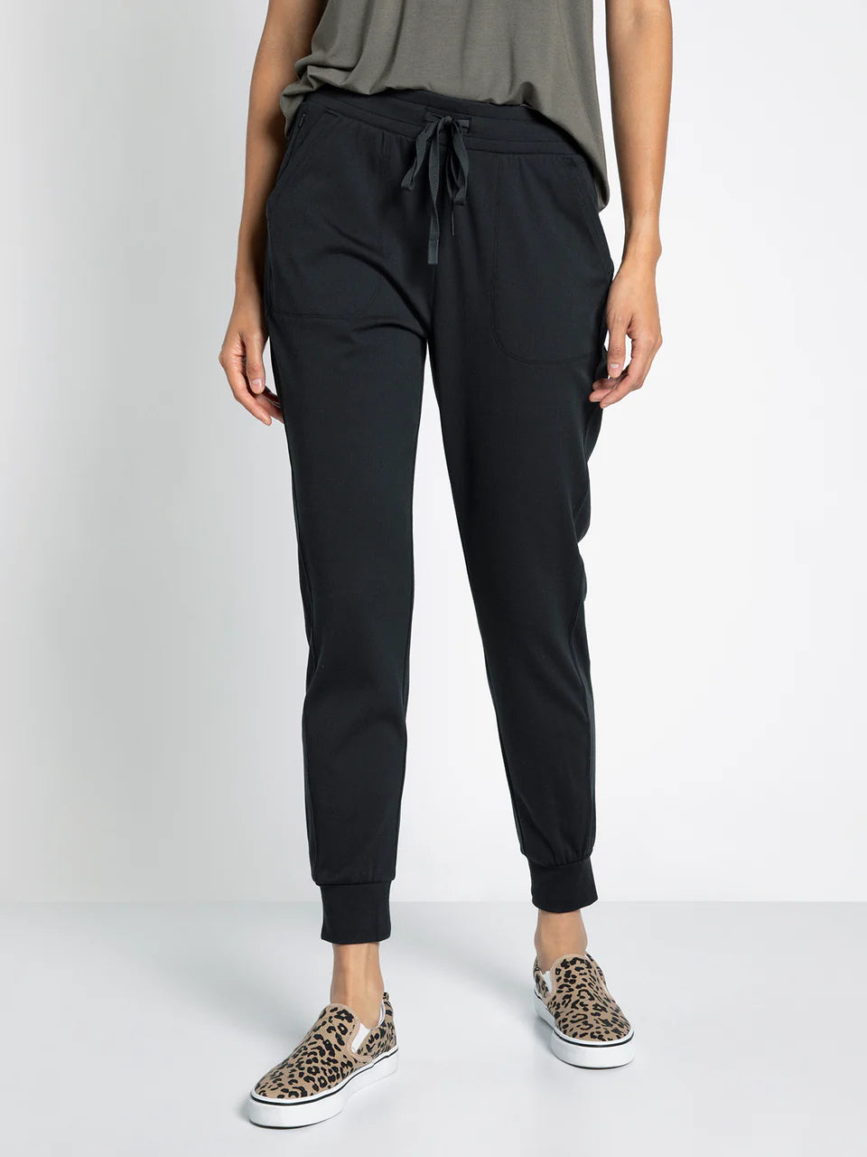 Junie Travel Jogger in Black