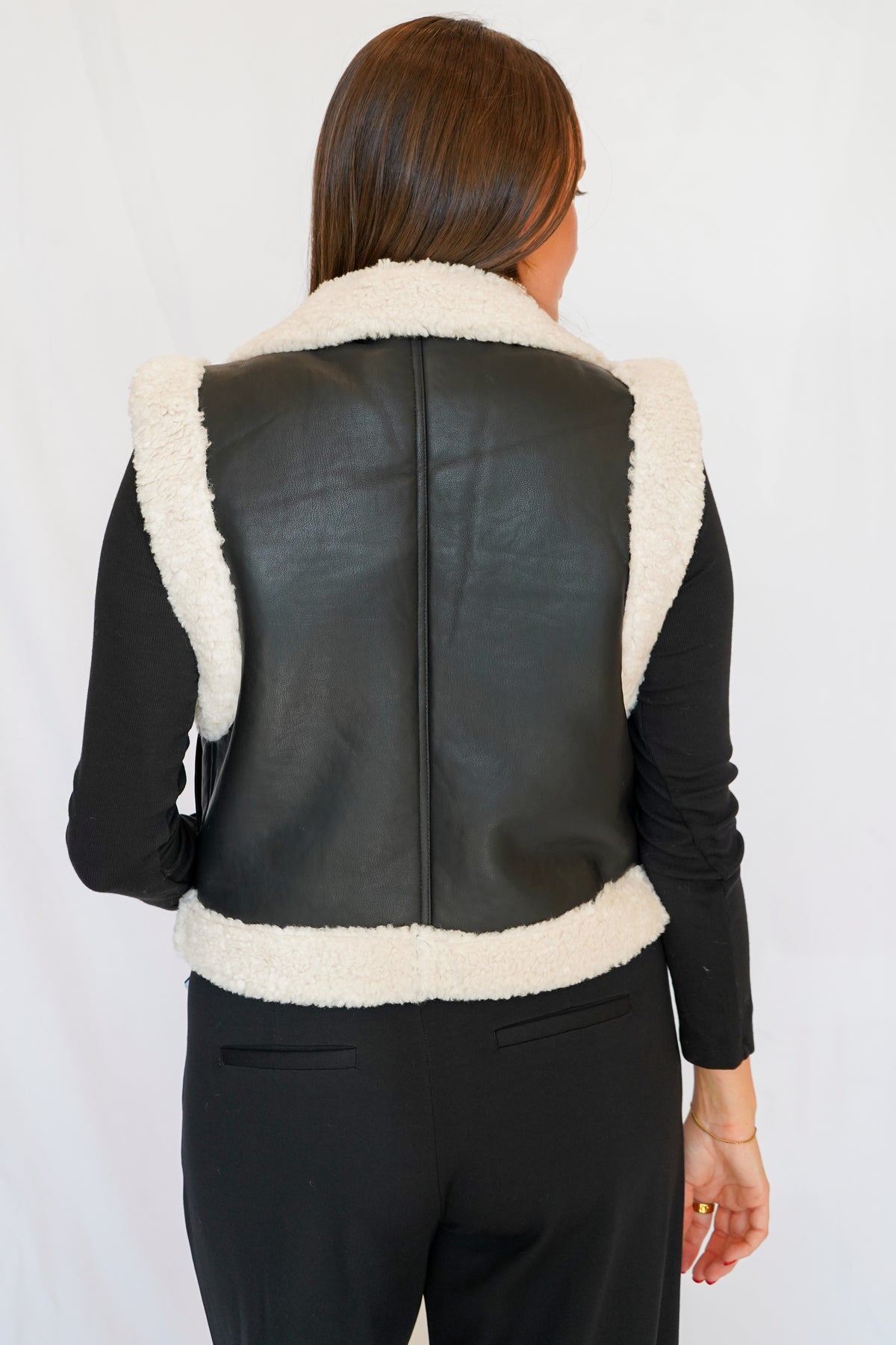 Cabellero Cove Vest in Black