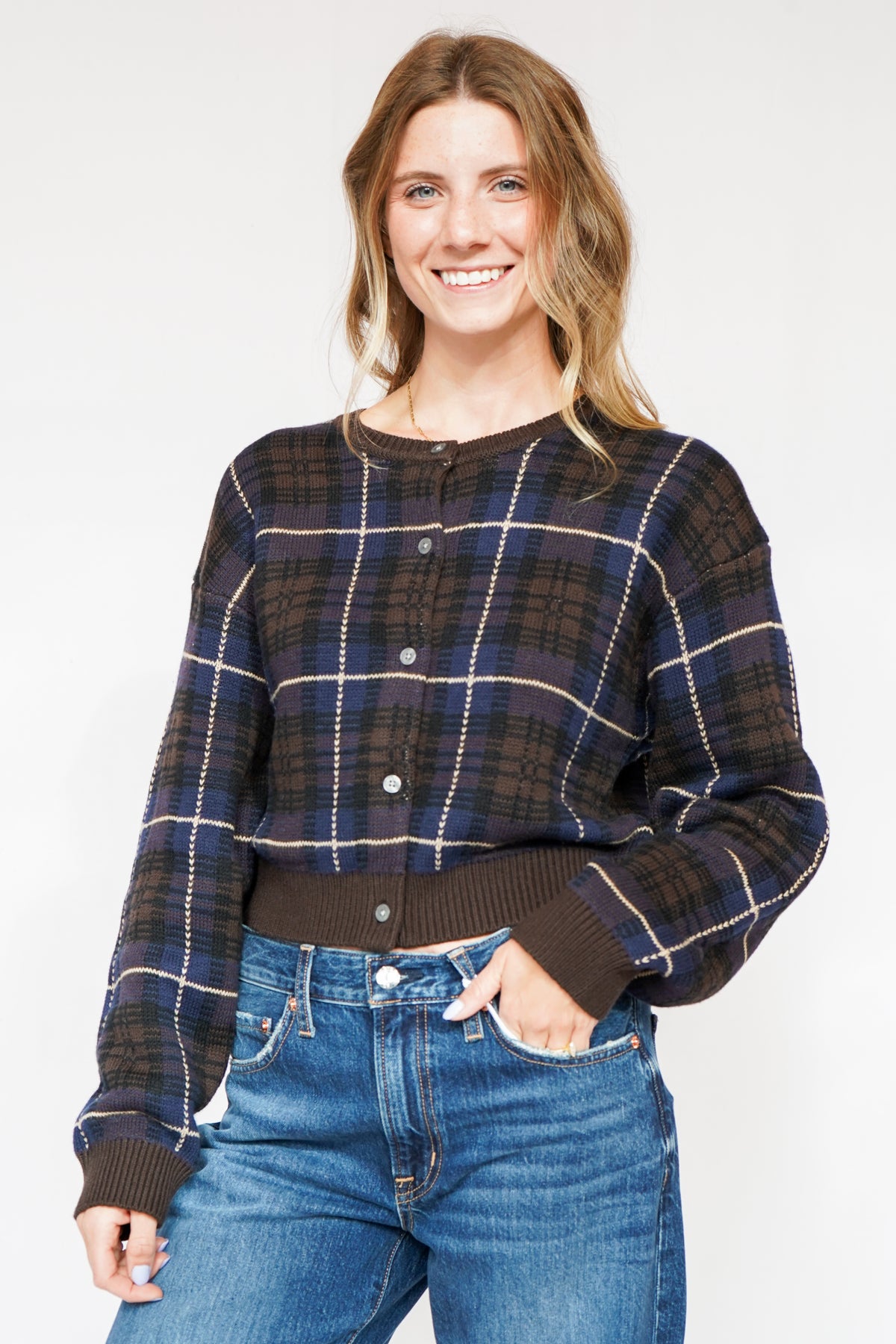 Good American The Jacquard Cardigan in Choclate Plaid