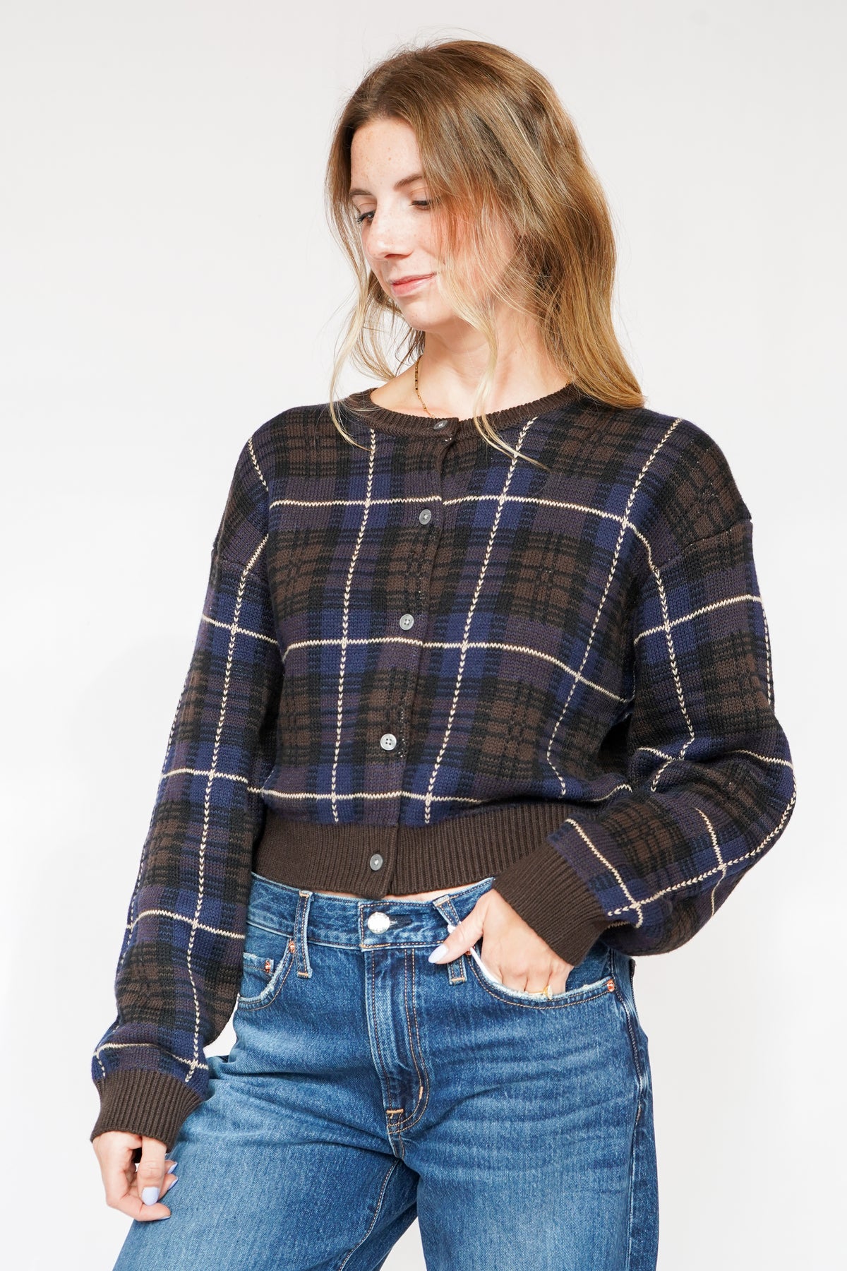 Good American The Jacquard Cardigan in Choclate Plaid
