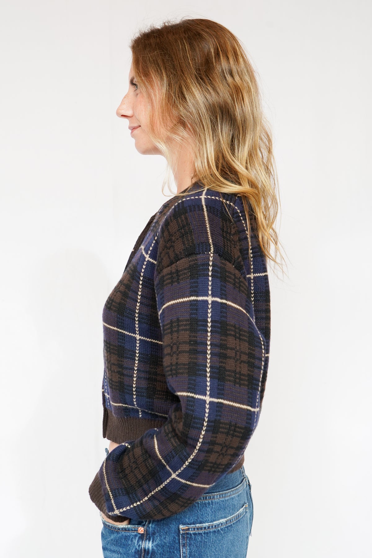 Good American The Jacquard Cardigan in Choclate Plaid
