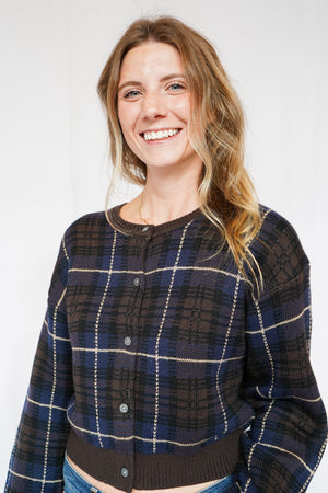 Good American The Jacquard Cardigan in Choclate Plaid