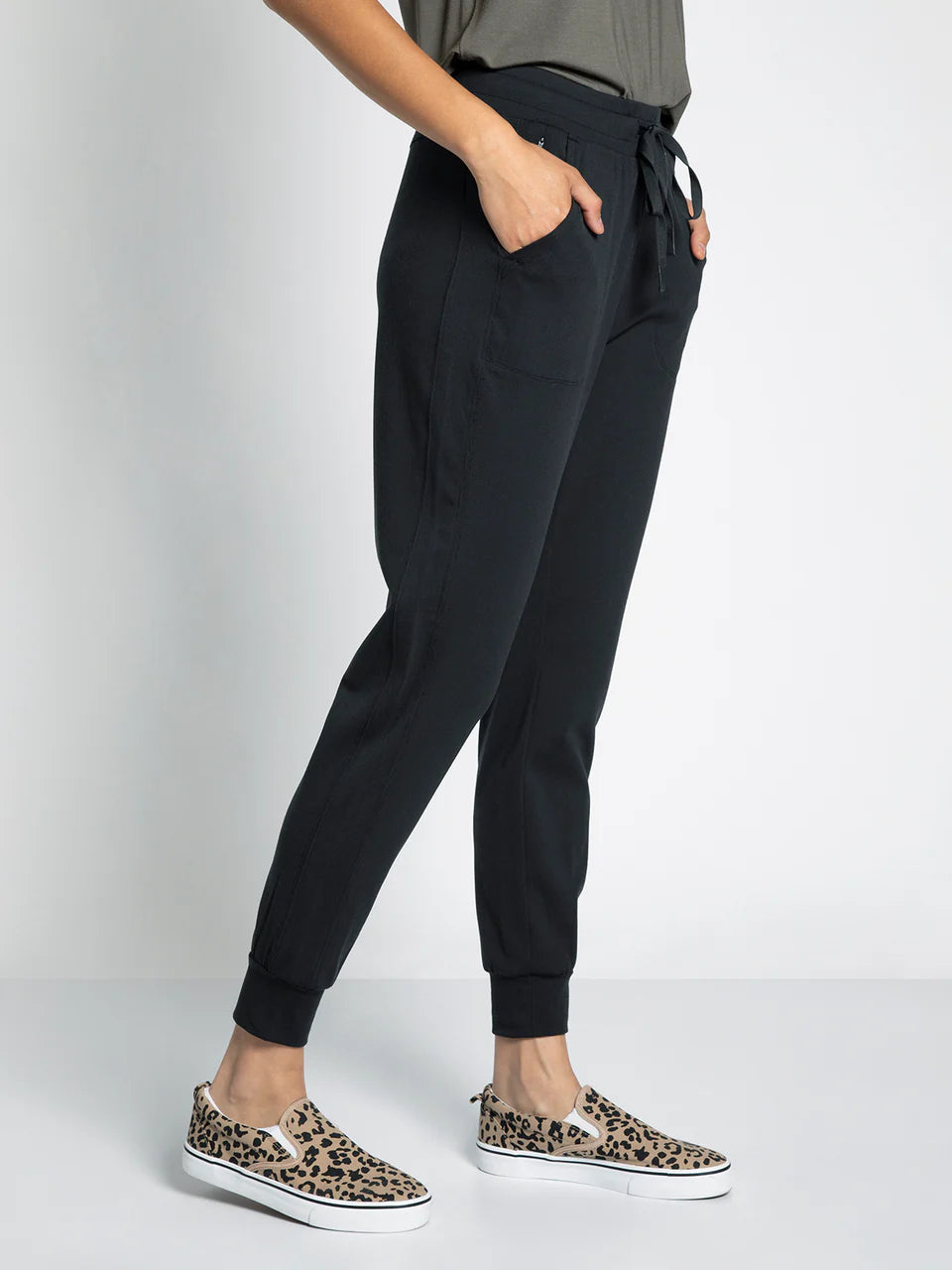 Junie Travel Jogger in Black