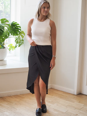Pleated Tulip Midi Black Skirt