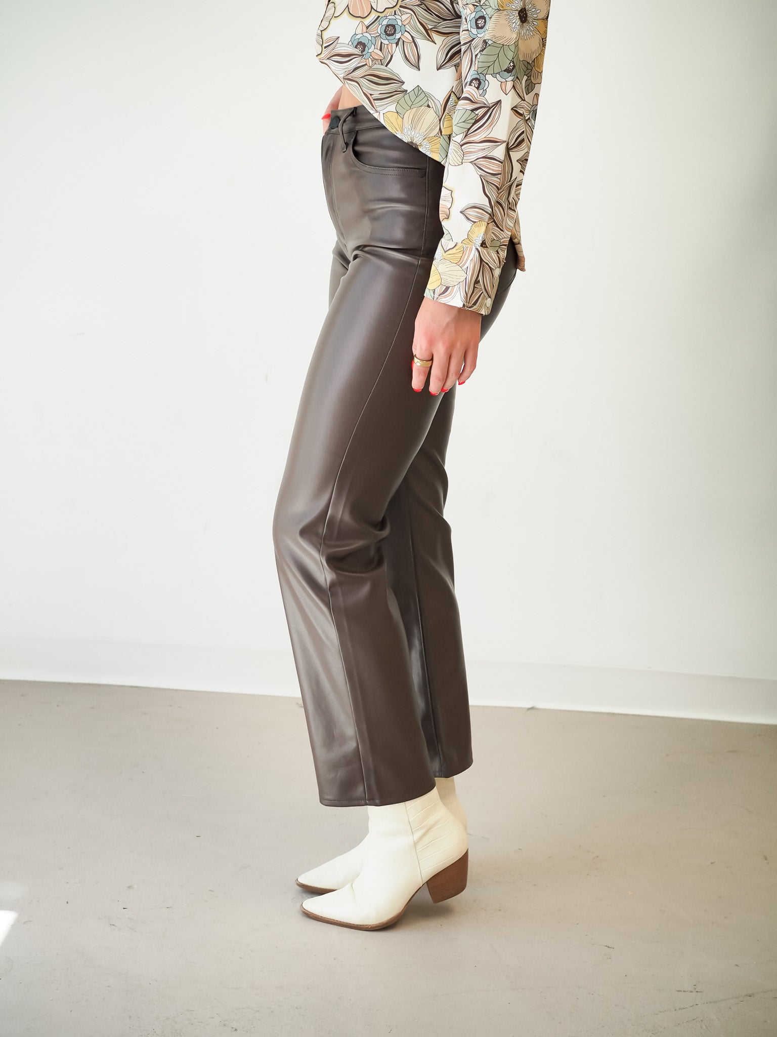 The Brown *faux* Leather Pants That make any outfit - Val en la Casa