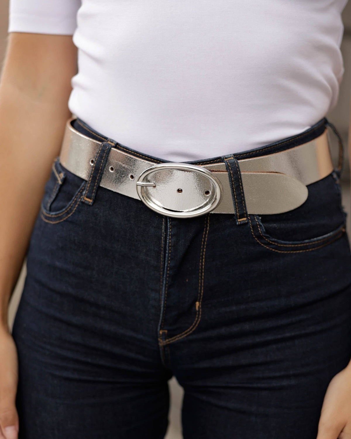 Chi Metallic Leather Belt with Sleek Oval Buckle in Silver