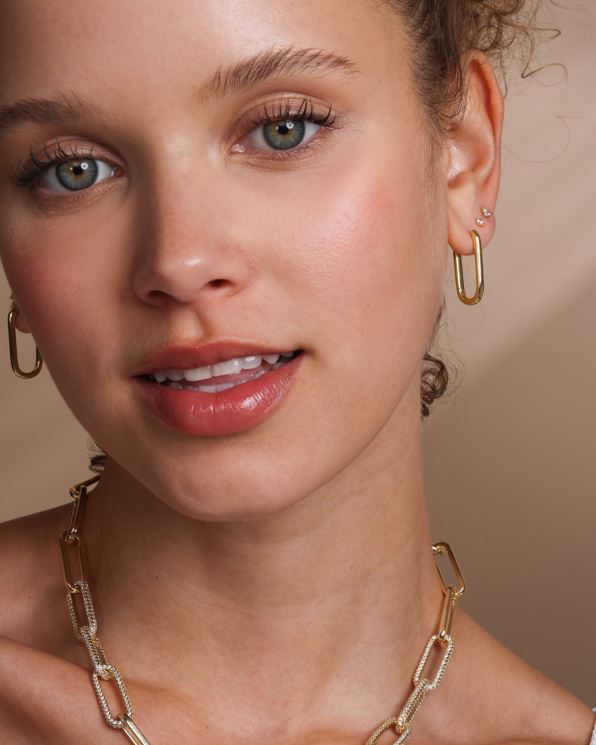 Melinda Maria Carrie Chain Gold Huggies